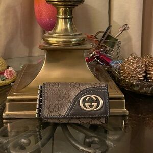 Authentic Gucci key holder please check all picture of condition